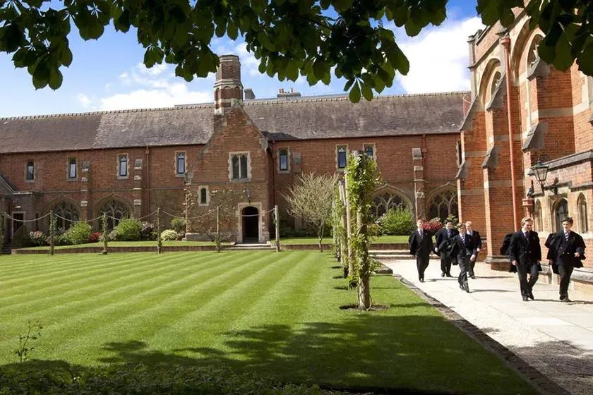 和伊顿公学齐名的学校,和哈罗并列的学校