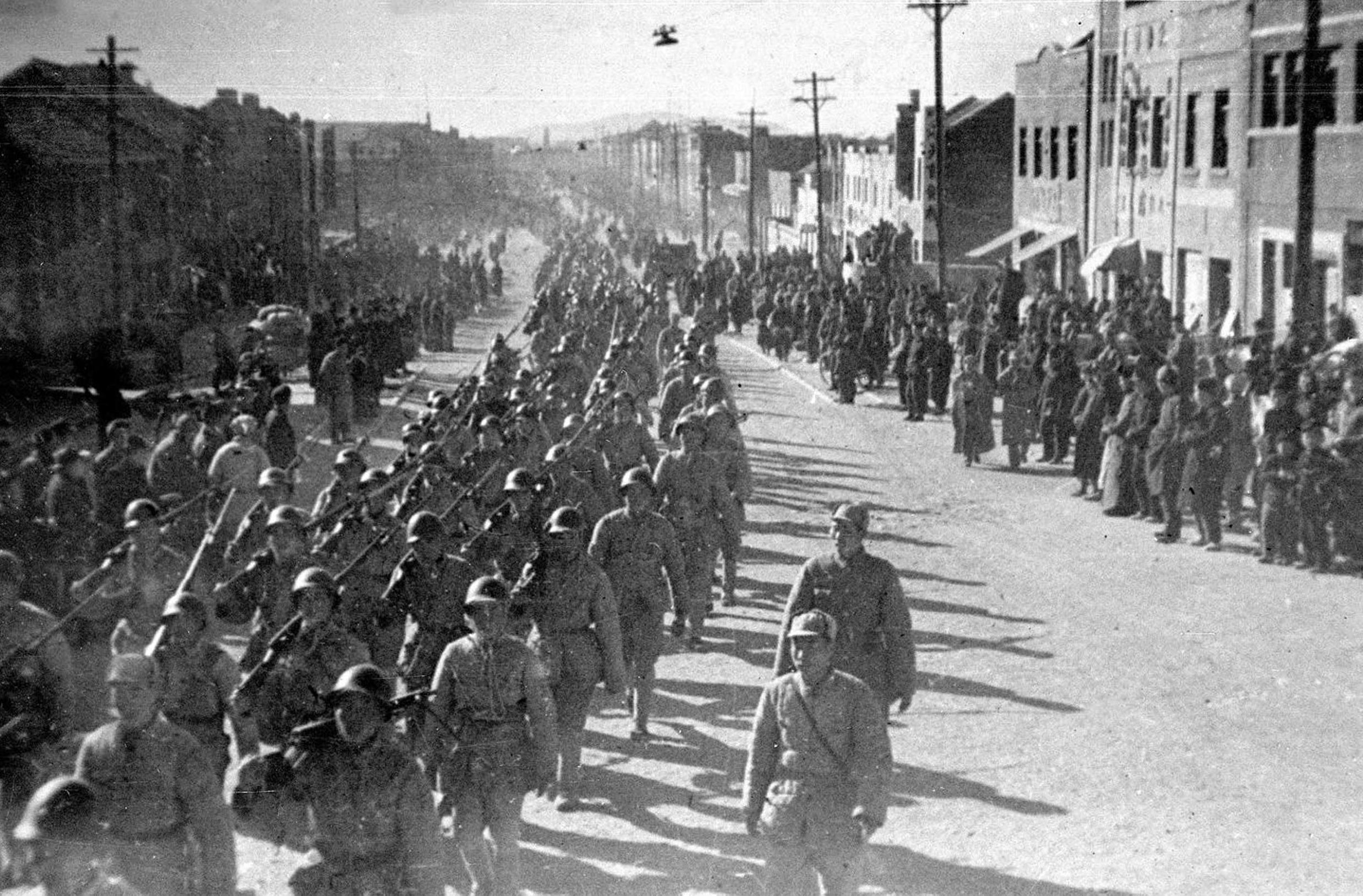 1948年，营口国民*党**军政首脑开会，警卫员端冲锋枪冲入：都不许动