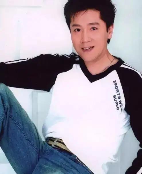 那英怒踹粉丝,那英当众踹粉丝惹争议