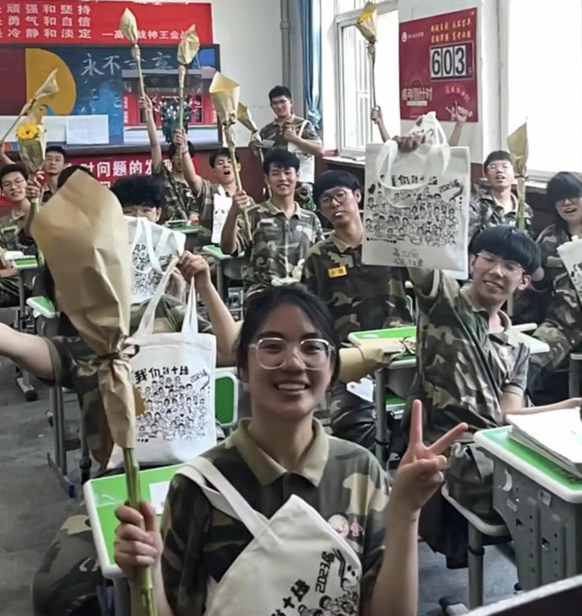 唐山：王老师的“暖心书包”