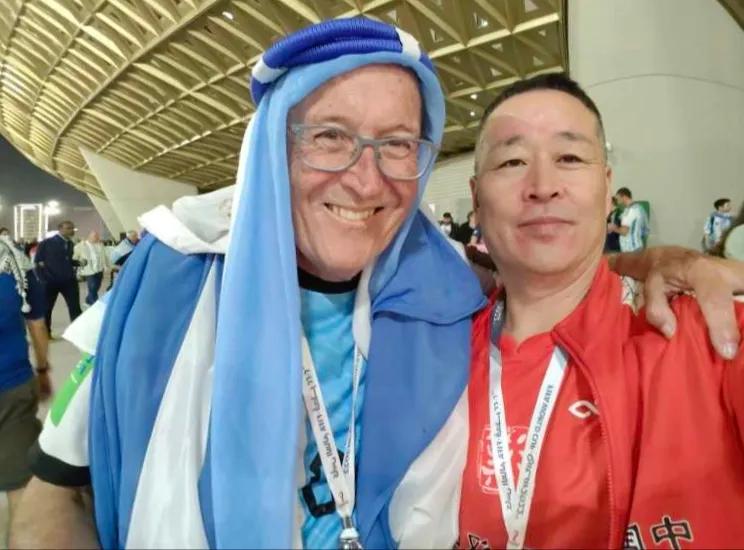 球迷王子李强先生在卡塔尔世界杯足球赛场传播汉文化展示新形象