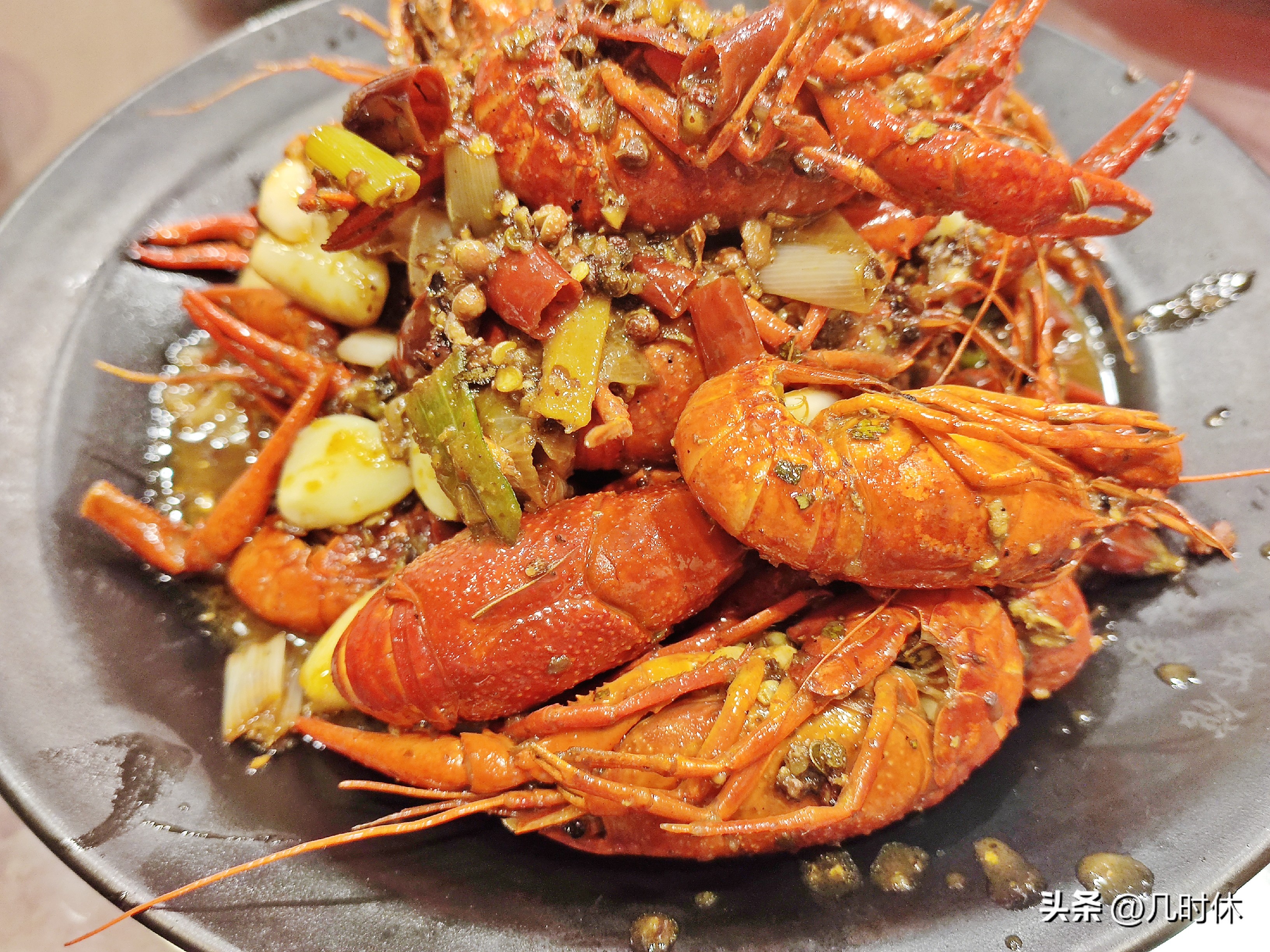 夜宵小龙虾啤酒,吃小龙虾喝啤酒的季节