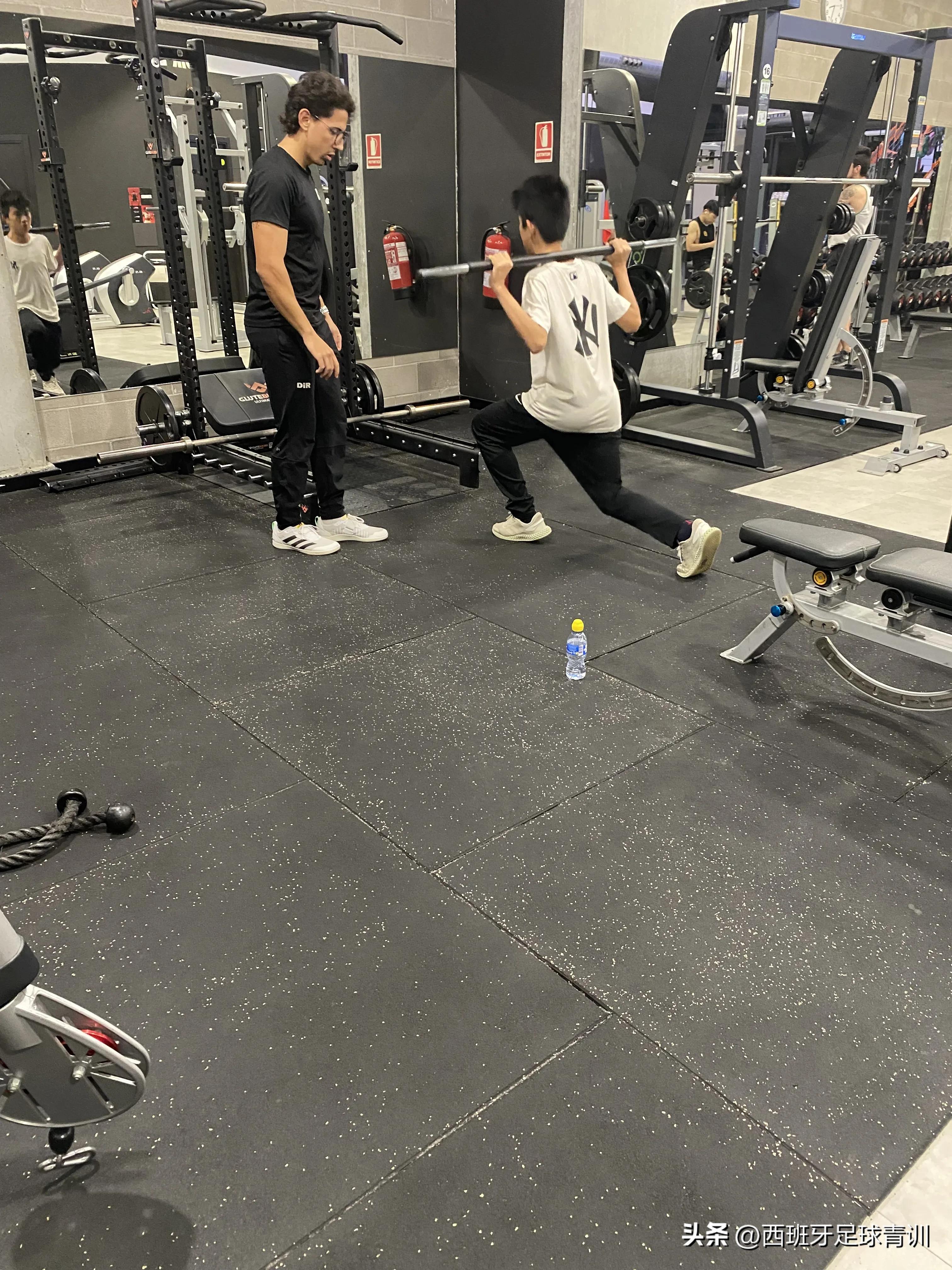 踢球影响智力,西班牙踢球和学习