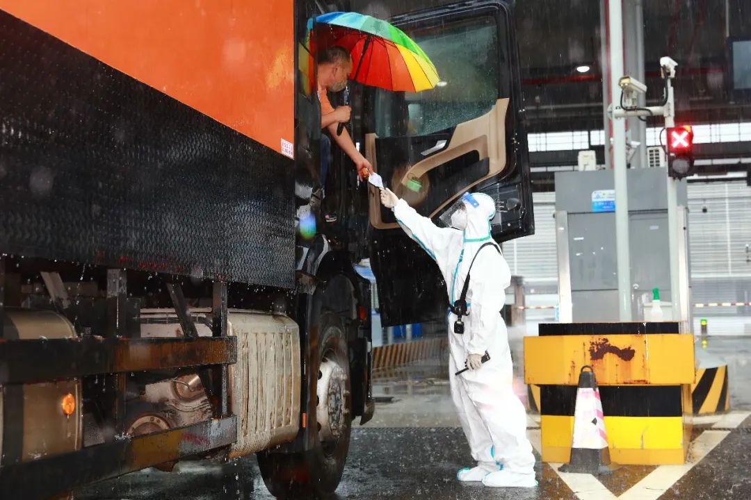 移民管理警察值守边境一线,移民管理警察雨中为群众撑伞