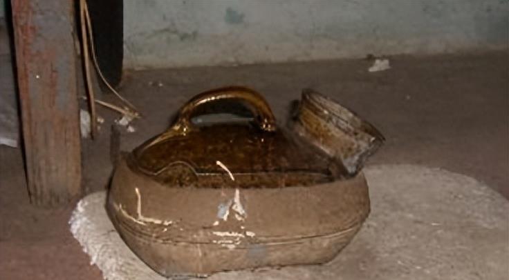 为什么古代的女子会用夜壶,古代人怎么用夜壶