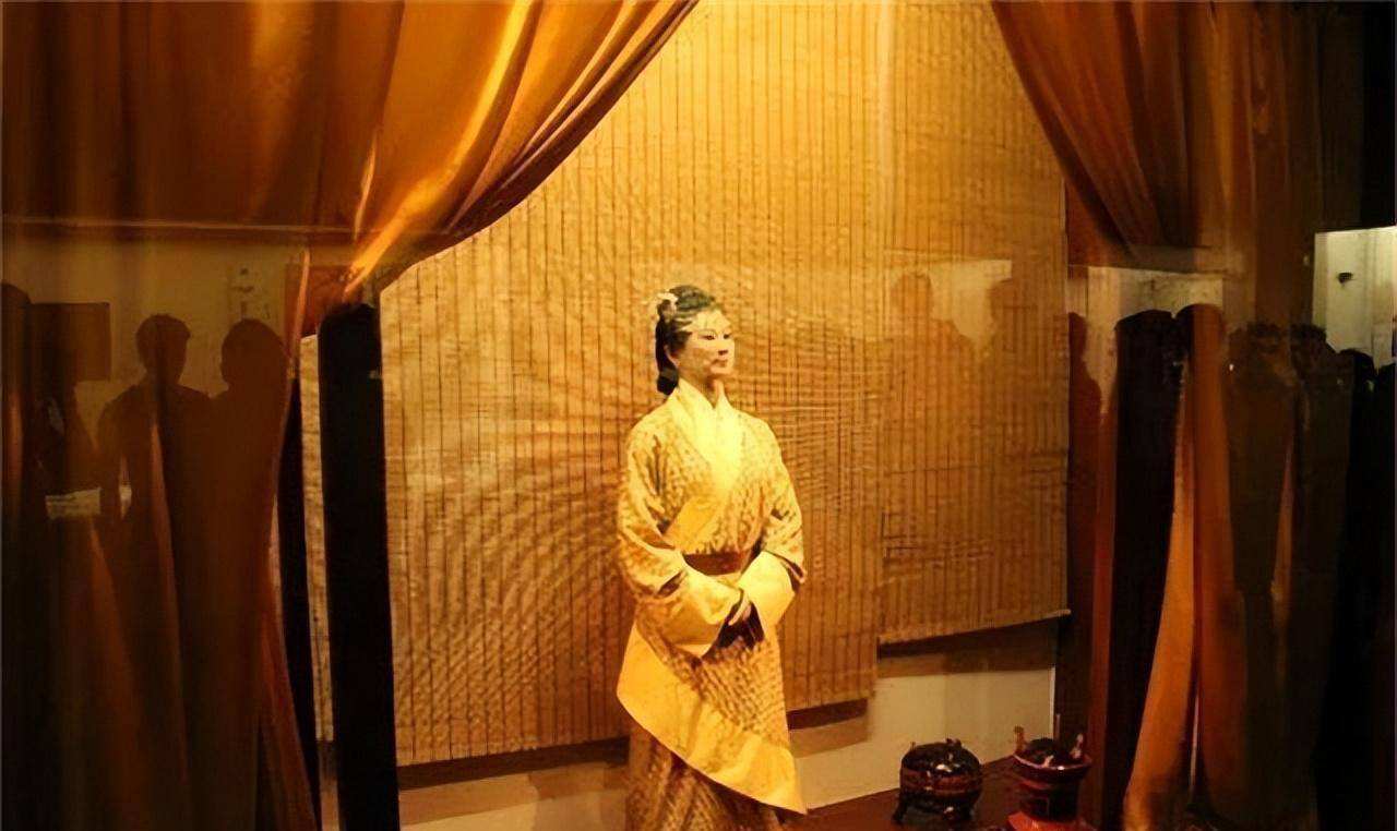 辛追墓文物展示,辛追棺椁上的图案