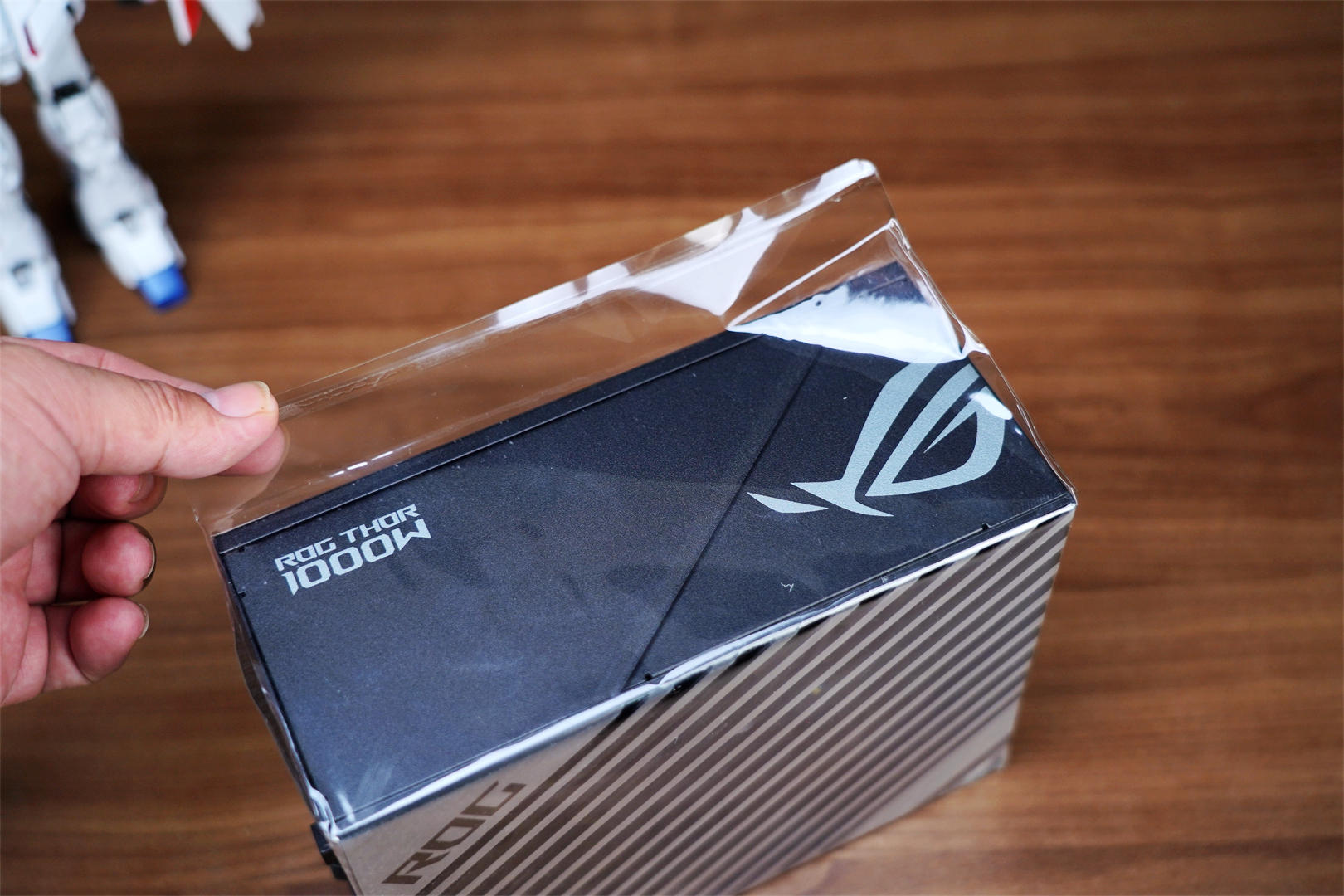 万事俱备，只等40系显卡上市，ROGTHOR1000PLATINUMII电源分享