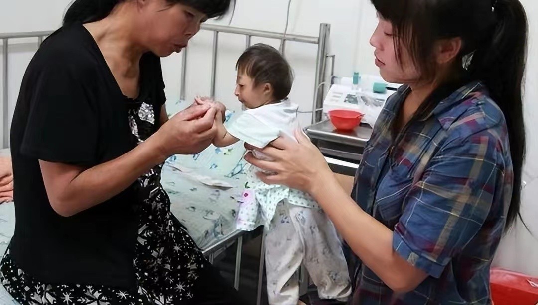 袖珍人梁小小刚刚出生的样子,袖珍女孩梁小小现在长大的样子