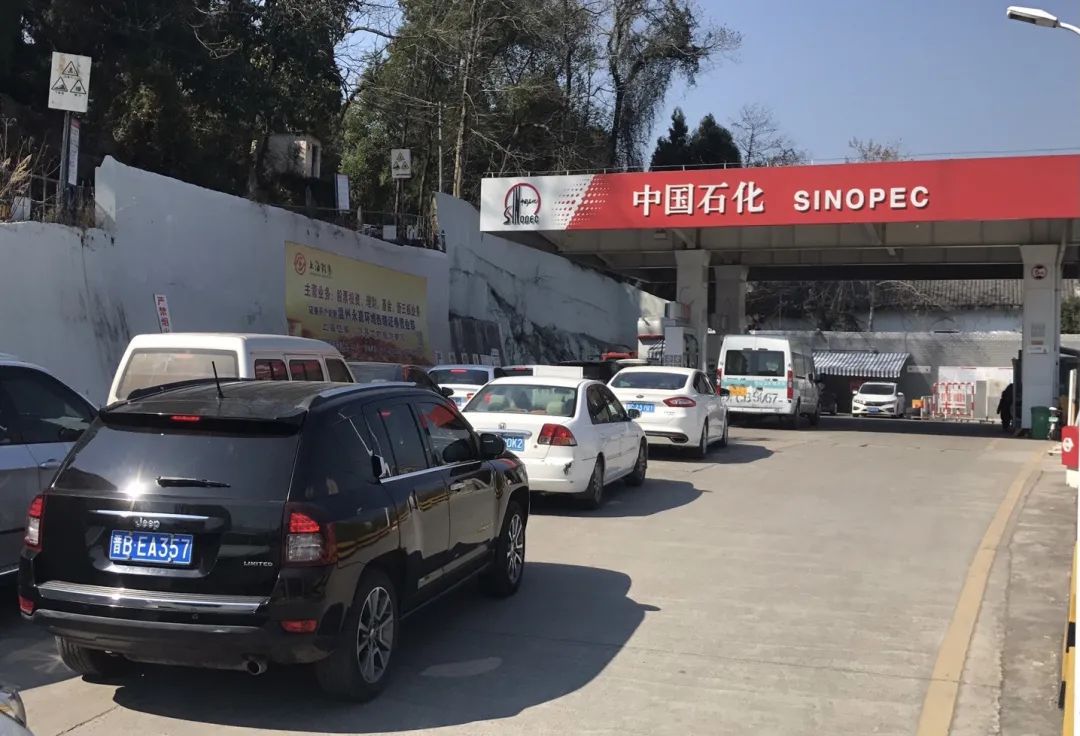 奔驰车油箱剩多少油再加油合适,奔驰glb200油箱剩多少加油合适