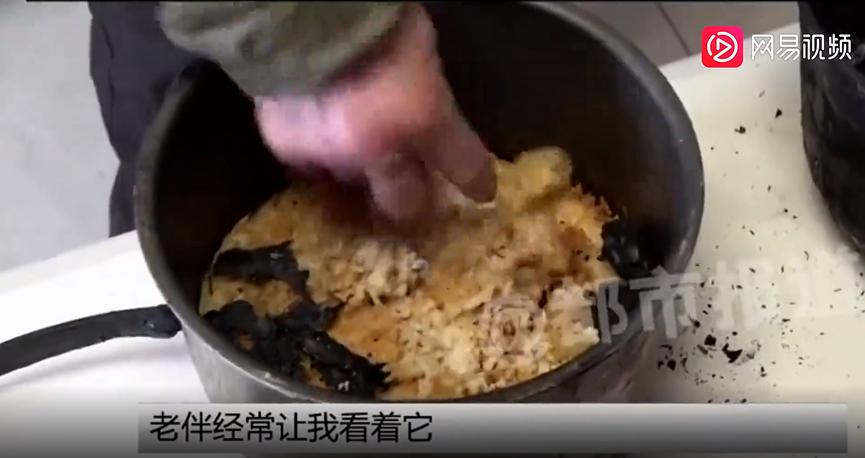 一居民家里突然爆燃,厨房电饭煲发生火灾怎么办