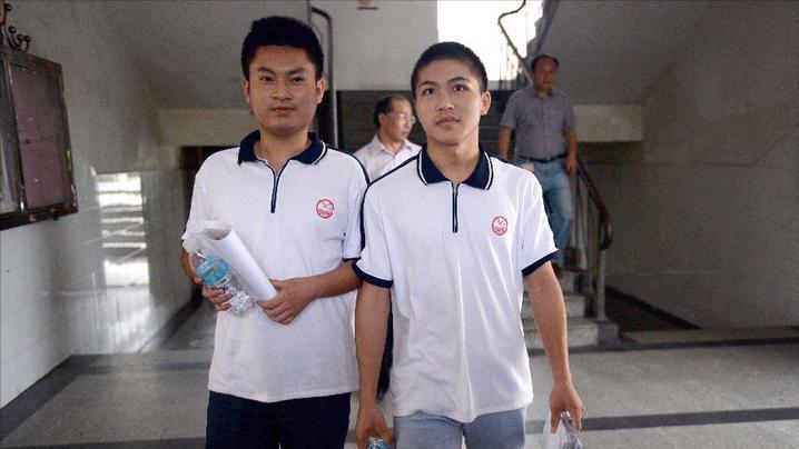 因救全车人错过高考的夺刀少年,高考少年当年夺刀救下一车人