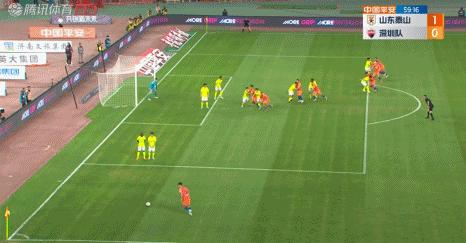 禁区拉倒人罚点球还是红牌,球员违例和犯规裁判应该怎么做