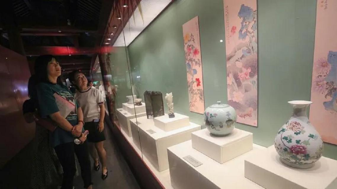 1971年国宝九龙杯离奇失窃,周总理只用一招,巧妙让外宾主动归还