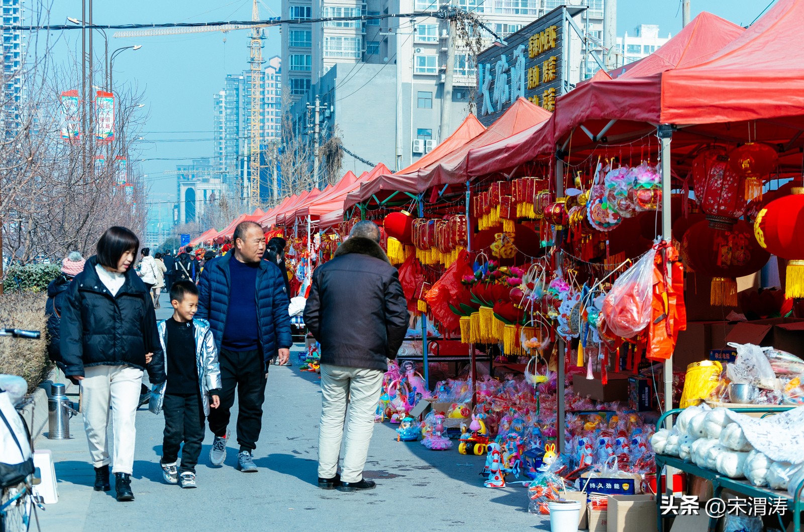 陕西渭南：红红火火络绎不绝的西三路灯笼市场图纪