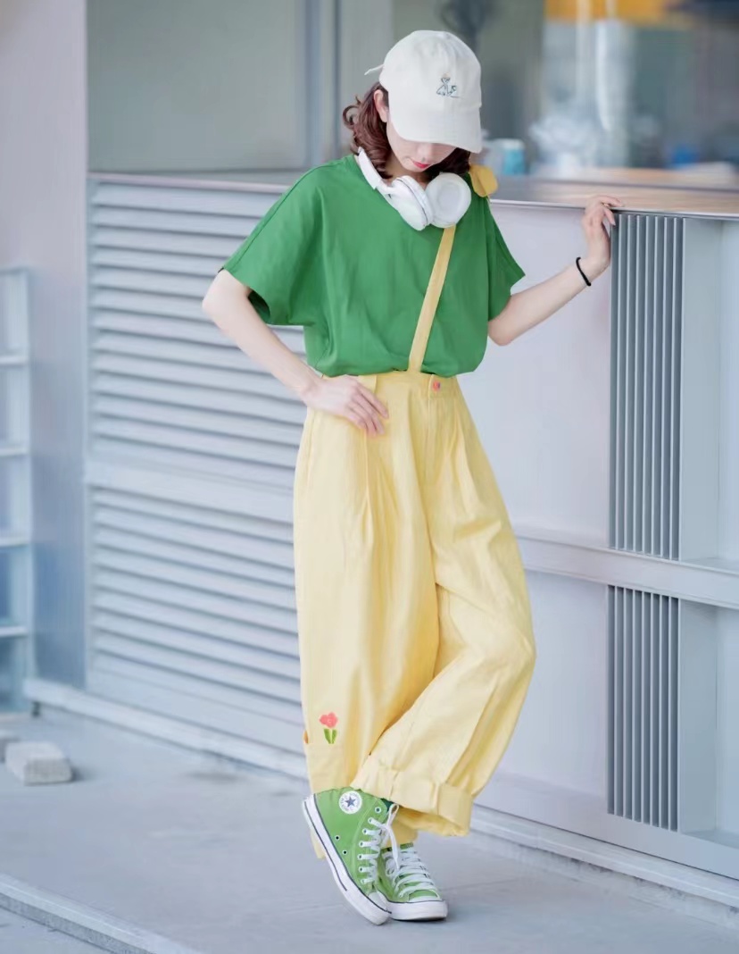 浅黄色裤子搭配什么色上衣好看,黄色裤子搭配什么颜色上衣高级感