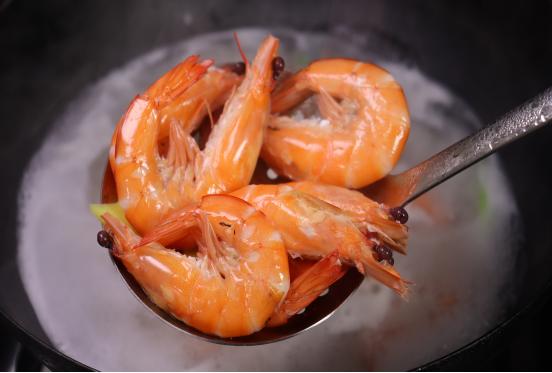 做水煮虾时，水开下锅是大错！饭店老板：牢记6点，虾肉鲜嫩不腥