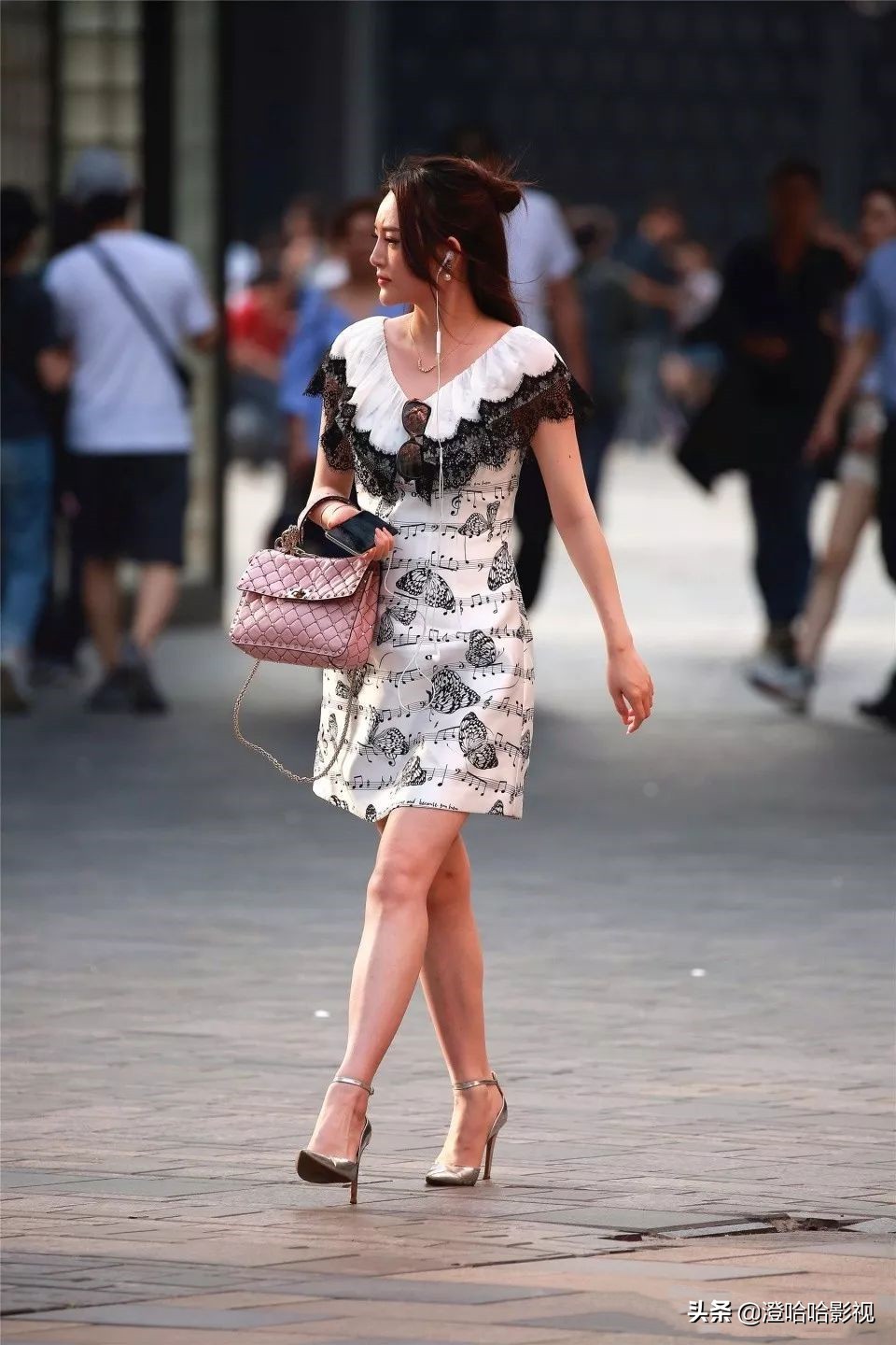 街拍黑白波点连衣裙,街拍穿连衣裙的美丽淑女