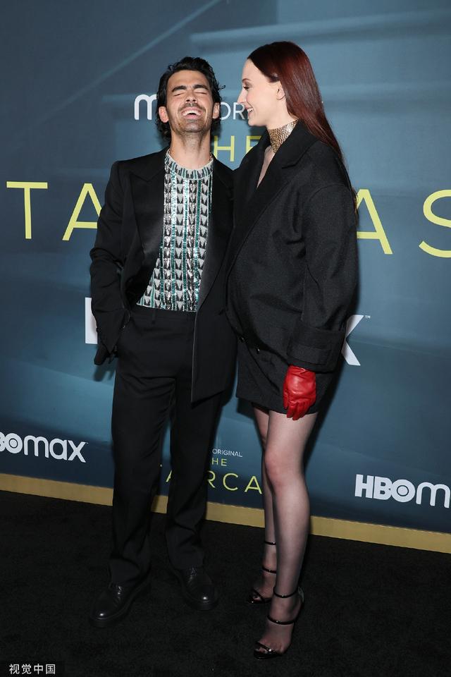 26岁索菲·特钠挺孕肚遛娃，素颜白嫩，担忧孕期再受“身材攻击”