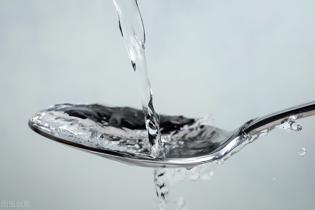 白衣服上的发霉污渍怎么洗掉,衣服发黄发霉试试这款洗衣神器