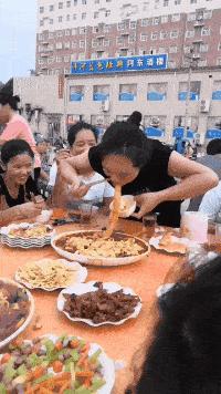 大街上看到的一幕万万想不到,大街上的一幕视频