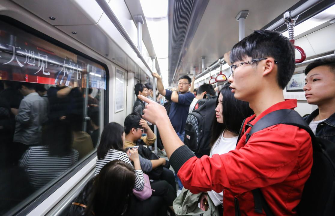 男子地铁猥亵女乘客被抓现场报警,男子地铁内猥亵女子被抓现行