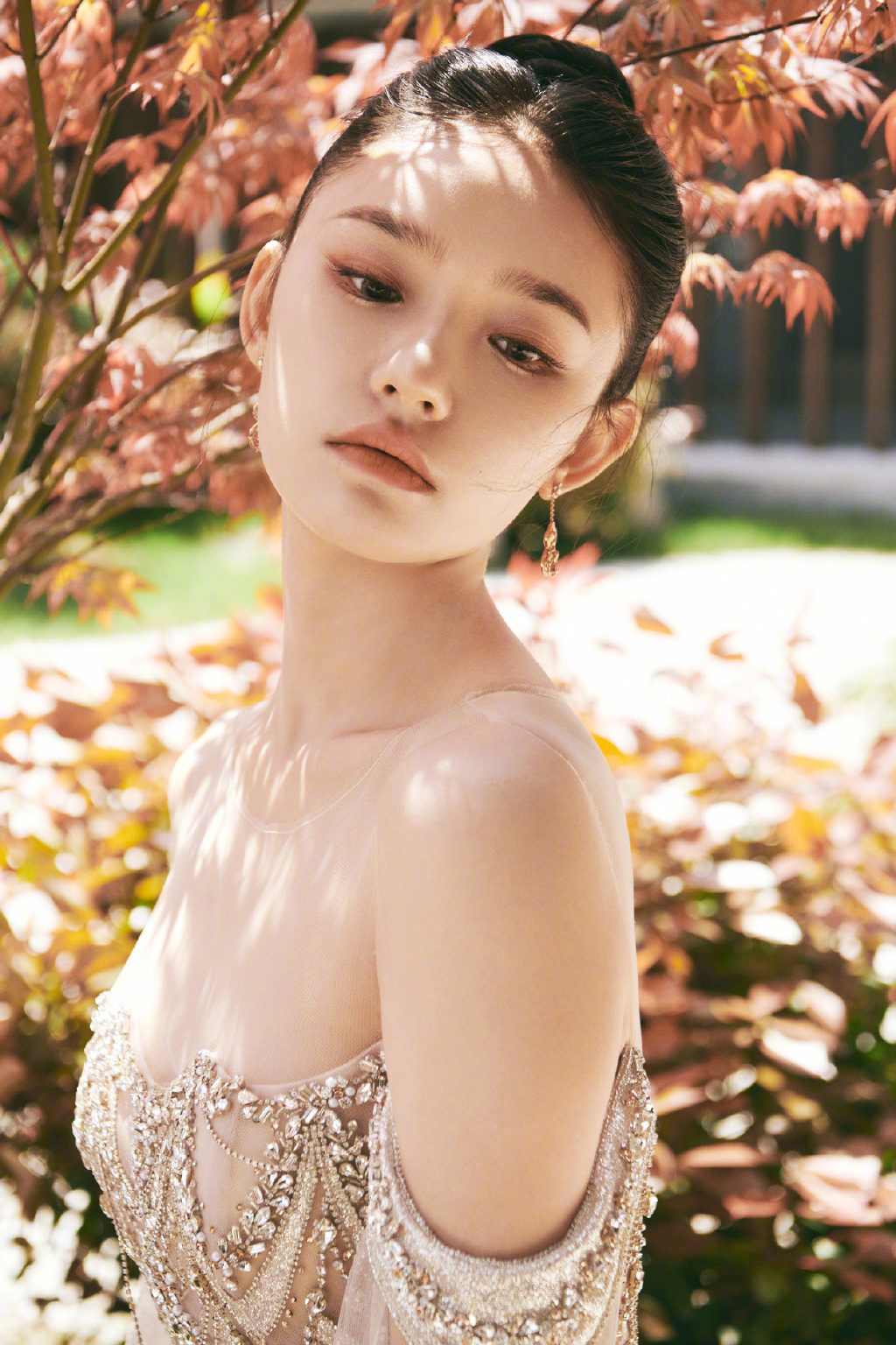 林允一袭黑色吊带深v长裙走红毯,林允粉色镂空长裙造型甜美清新