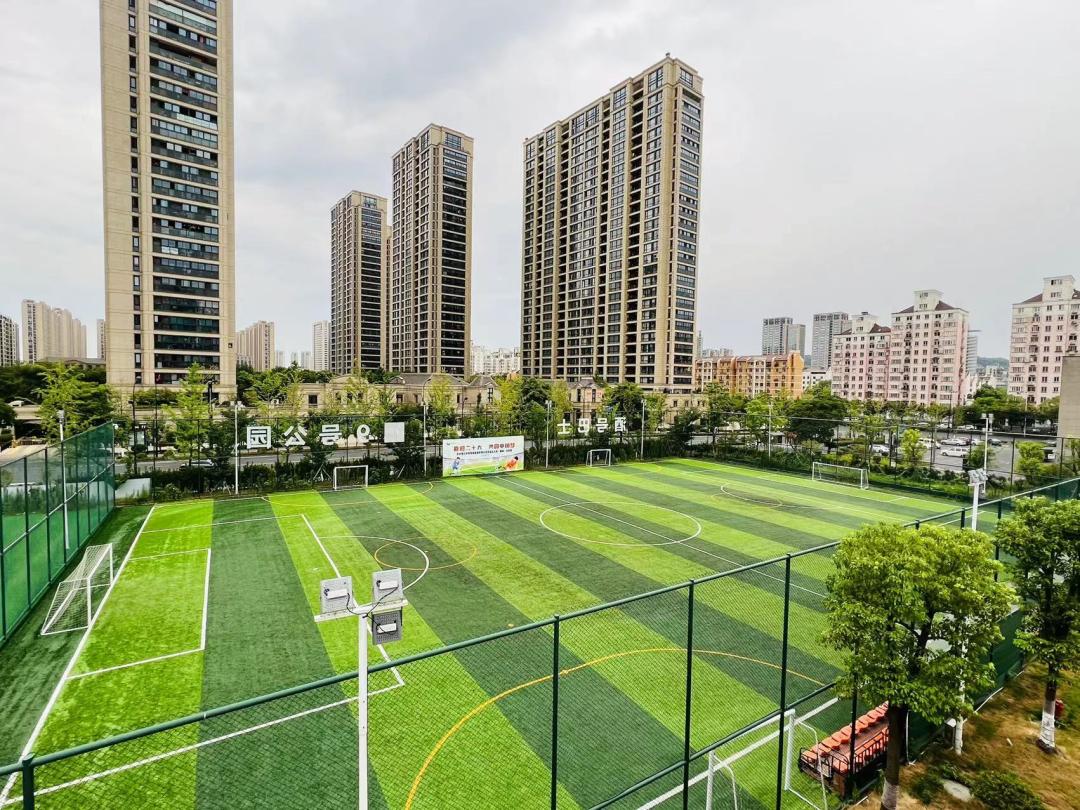 “挤”出来嵌入式球场,萧山人的足球梦