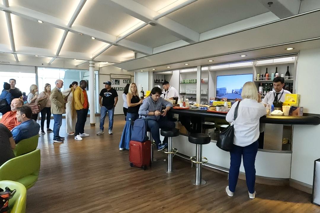 花了6000元在海上吃西餐,花了8000块钱到河里面吃一顿饭