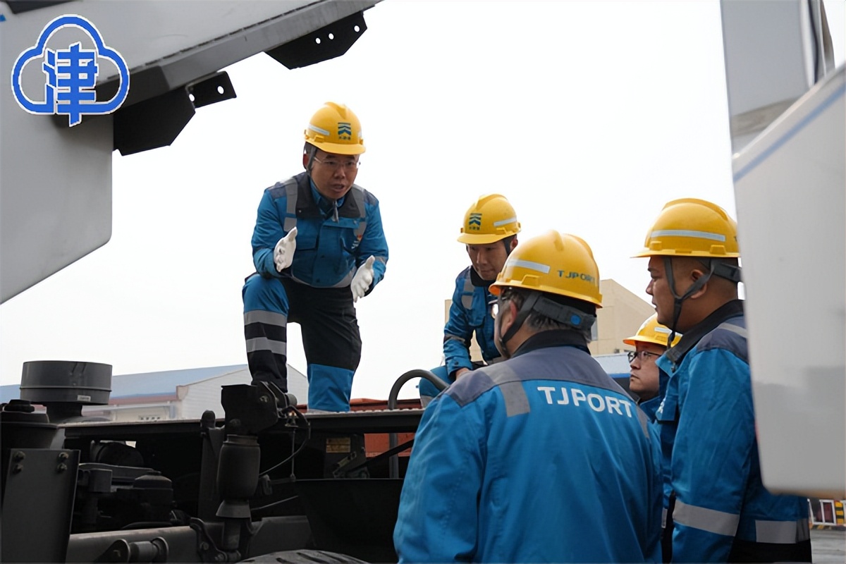 学最好的技术、当最好的司机，他是天津港的“拖车王”！