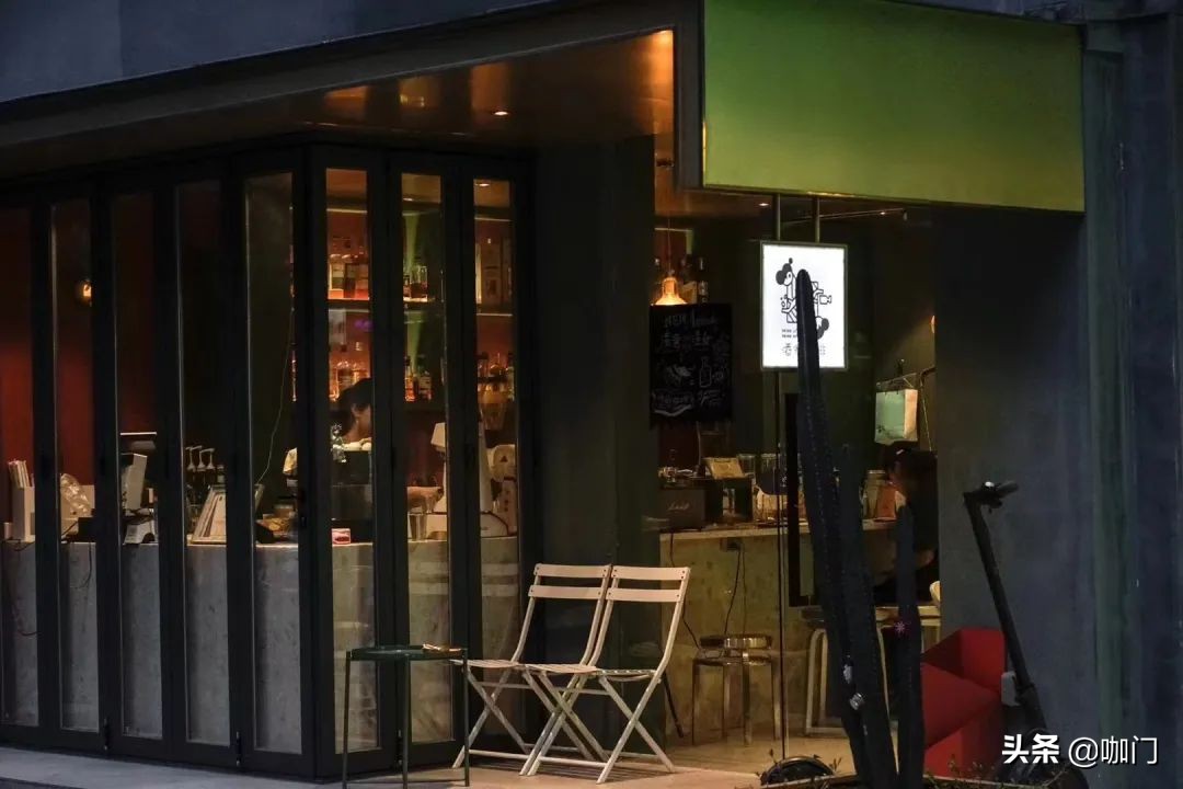 不是吧，都2022年了，还有咖啡馆在怼顾客？