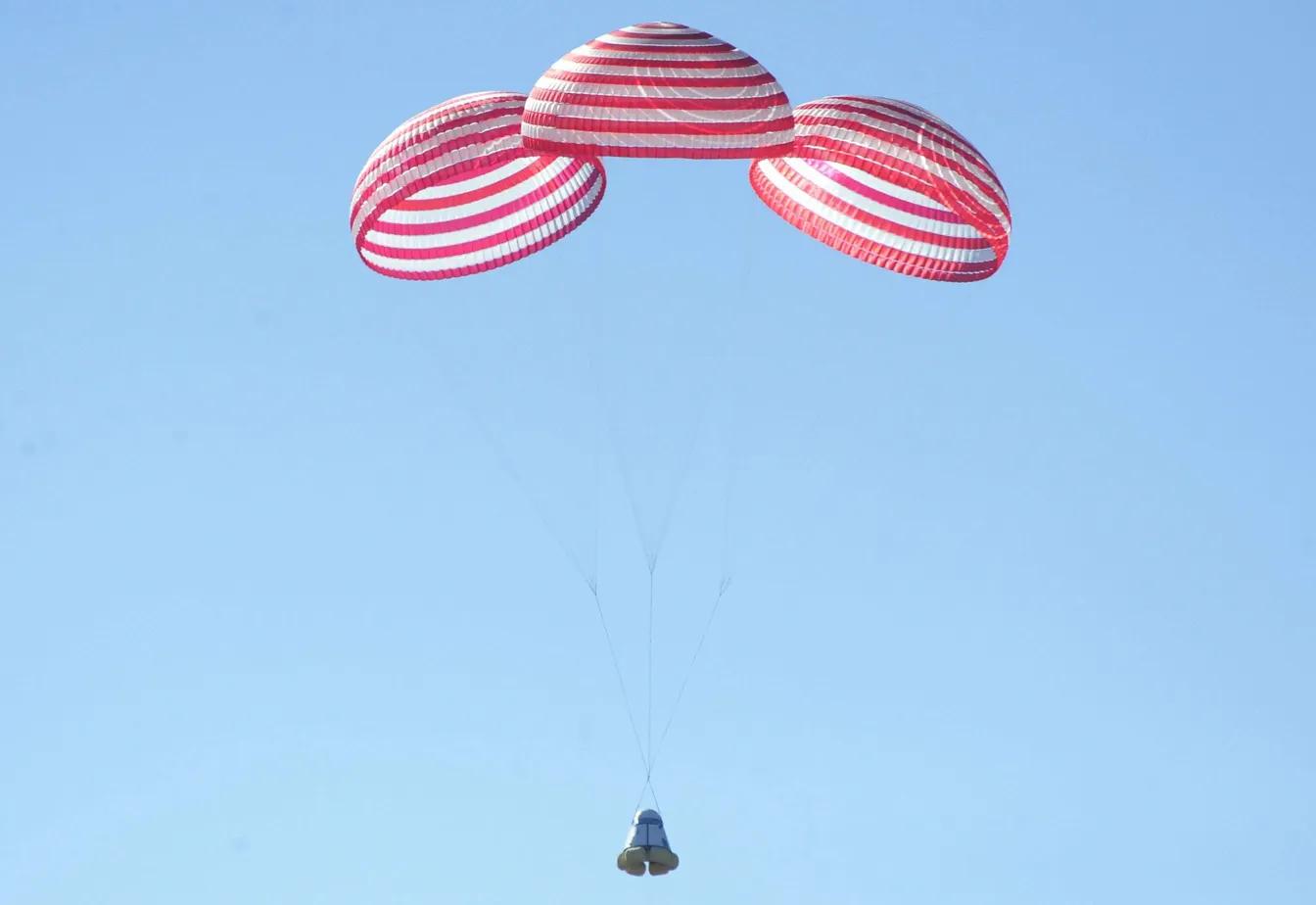 神舟十四号成功发射！为何神舟只能坐3人，龙飞船最多却能坐7人？