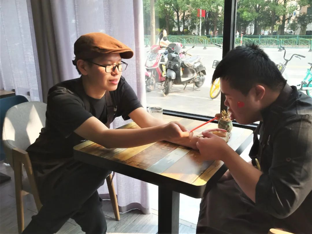 自闭症青年张知潇:“第一份工资,我买了安神补脑液给妈妈!”