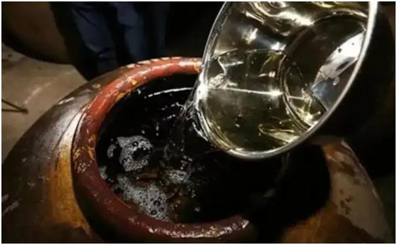 农村集市摆摊卖自己烤的酒,北方集市摆摊卖现酿白酒