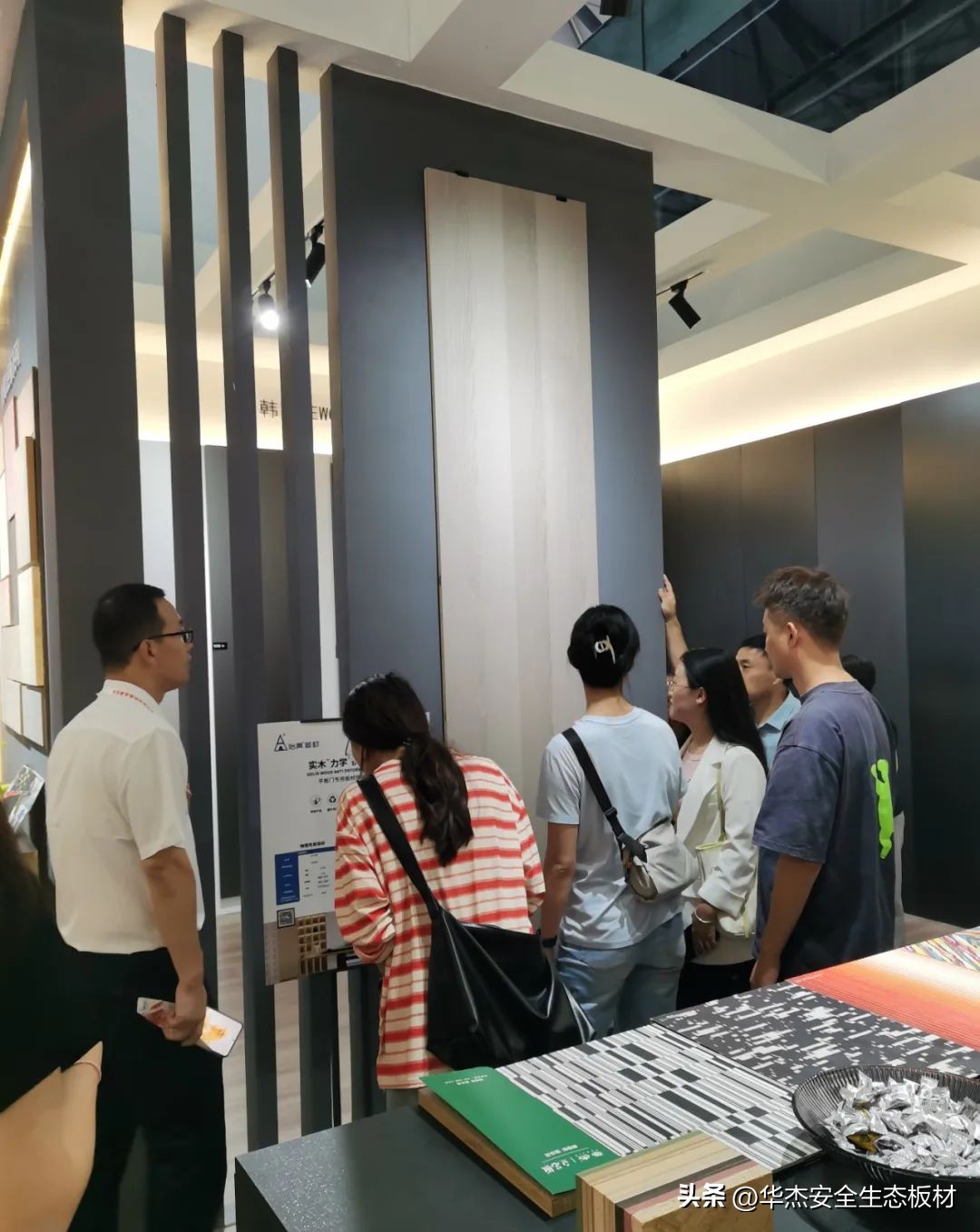 华杰战略合作伙伴怡黄木业参加第二十八届中国上海浦东国际家具展