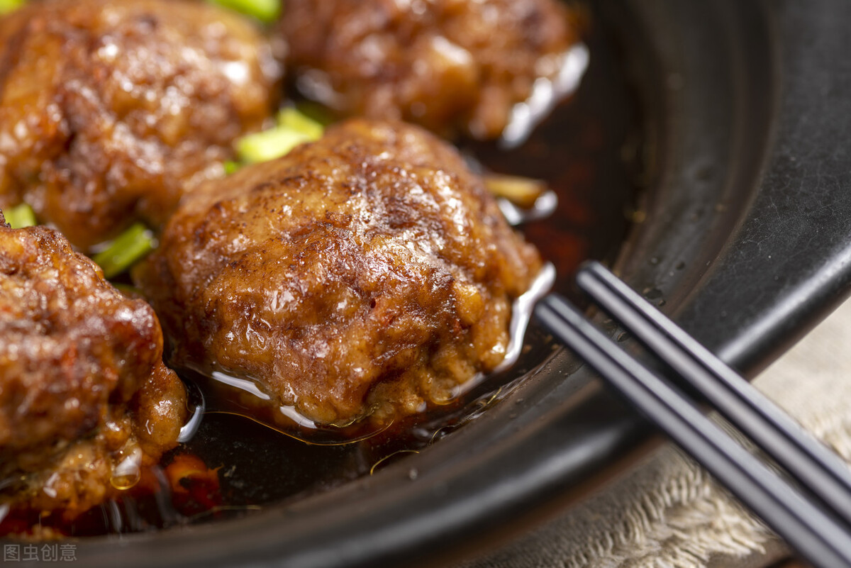 红烧狮子头怎么做才能滑嫩不散,大厨教你做红烧狮子头又香又解馋