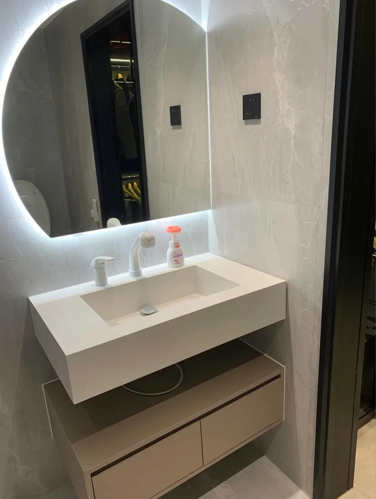 浴室柜一体盆选陶瓷好还是岩板好,浴室柜是用一体陶瓷盆还是大理石