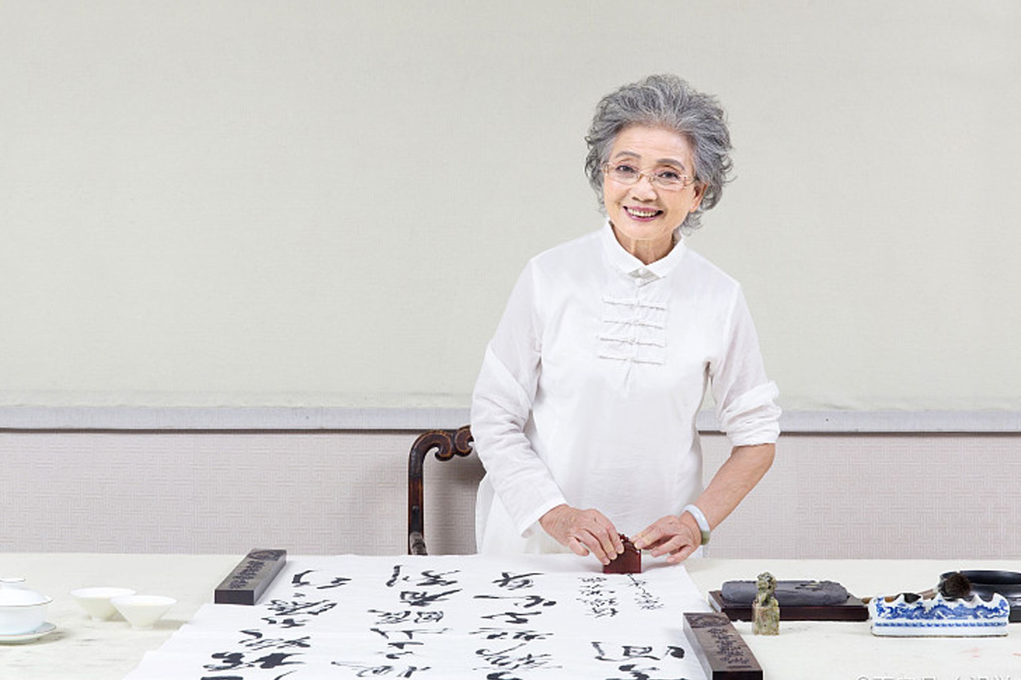 人到中年适合喝点养生酒,人到中年喝酒的好处