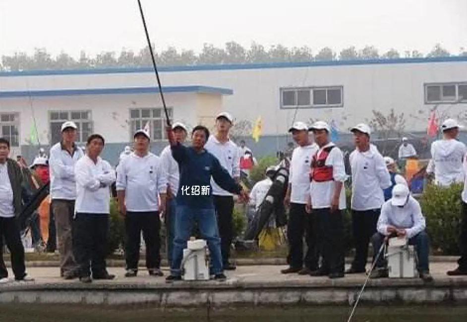 钓界丑闻，李大毛和爱徒“直播对骂”，扯出张姨是炒作吗？
