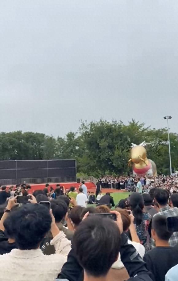 成龙武汉高校出席活动,成龙现身高校做公益