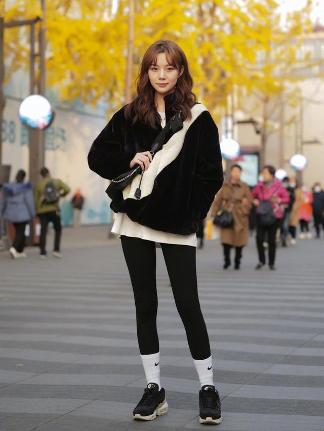 穿来穿去还是板鞋舒服,穿来穿去还是黑裤子最百搭