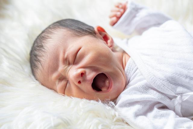 宝宝吐奶时妈妈怎么安慰,宝宝吐奶后精神反应差什么表现