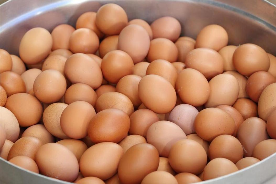 买鸡蛋是挑大的好还是小的好,买鸡蛋时买几个才不会尴尬