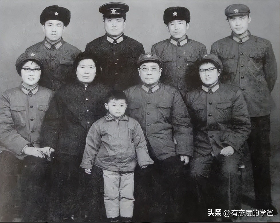 22岁担任军政委，革命13年后却成师级干部，大授衔时难倒罗荣桓