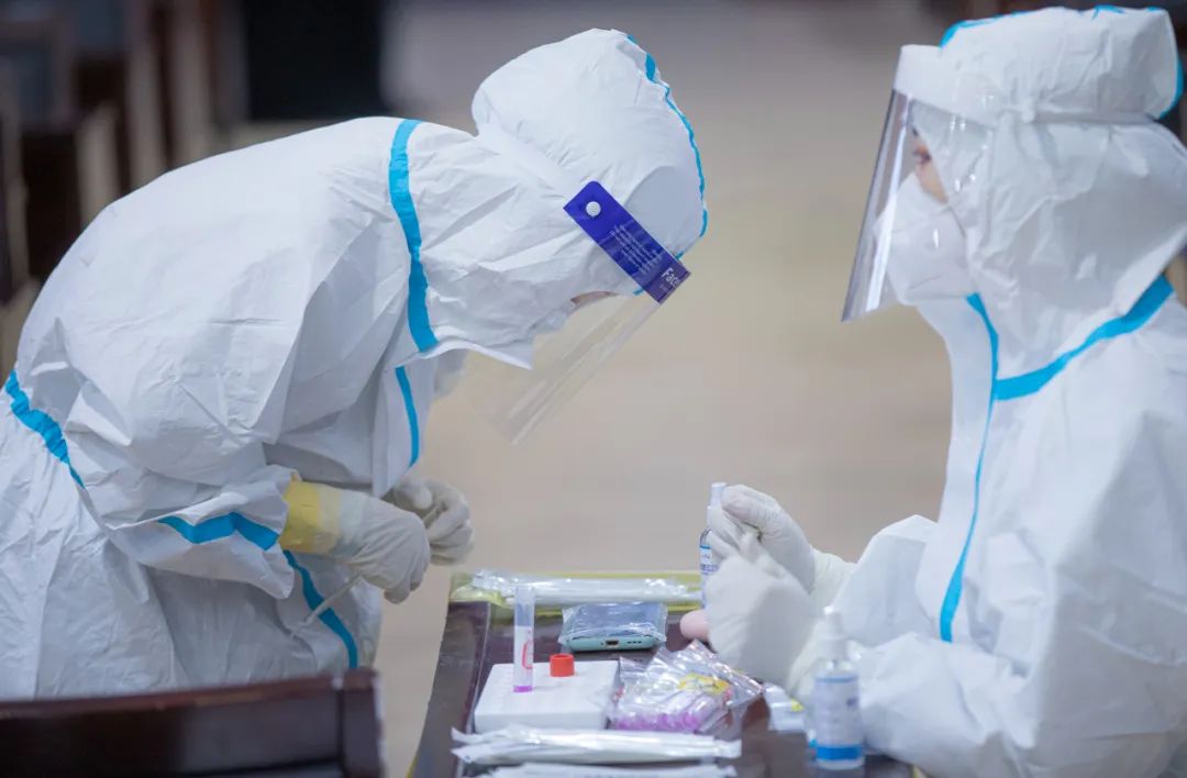 上海一区公告：7天4检！沪35个区域解除管控！一地新增232例无症状！网红用“警用直升机”拍视频？警方通报