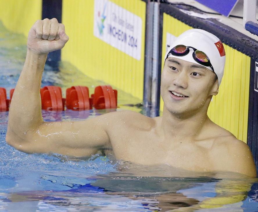 惊艳泳坛宁泽涛26岁退役现状,宁泽涛从泳坛退役后转战高尔夫