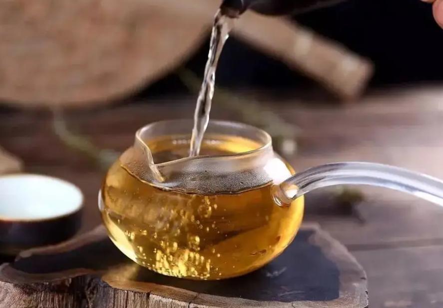 老年人冬天喝红茶好还是绿茶好,红茶和绿茶哪一种好喝一点