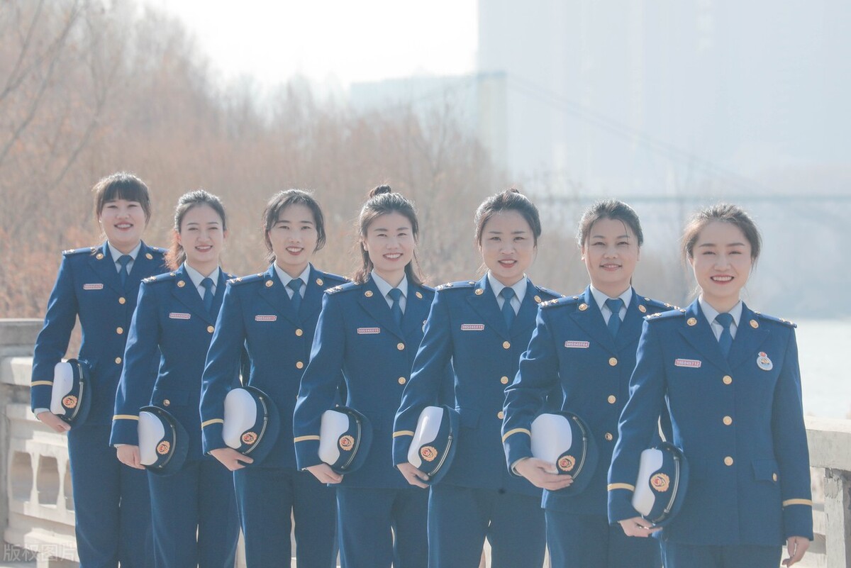 公务员制服搭配什么鞋子最好看,最好看的公务员制服