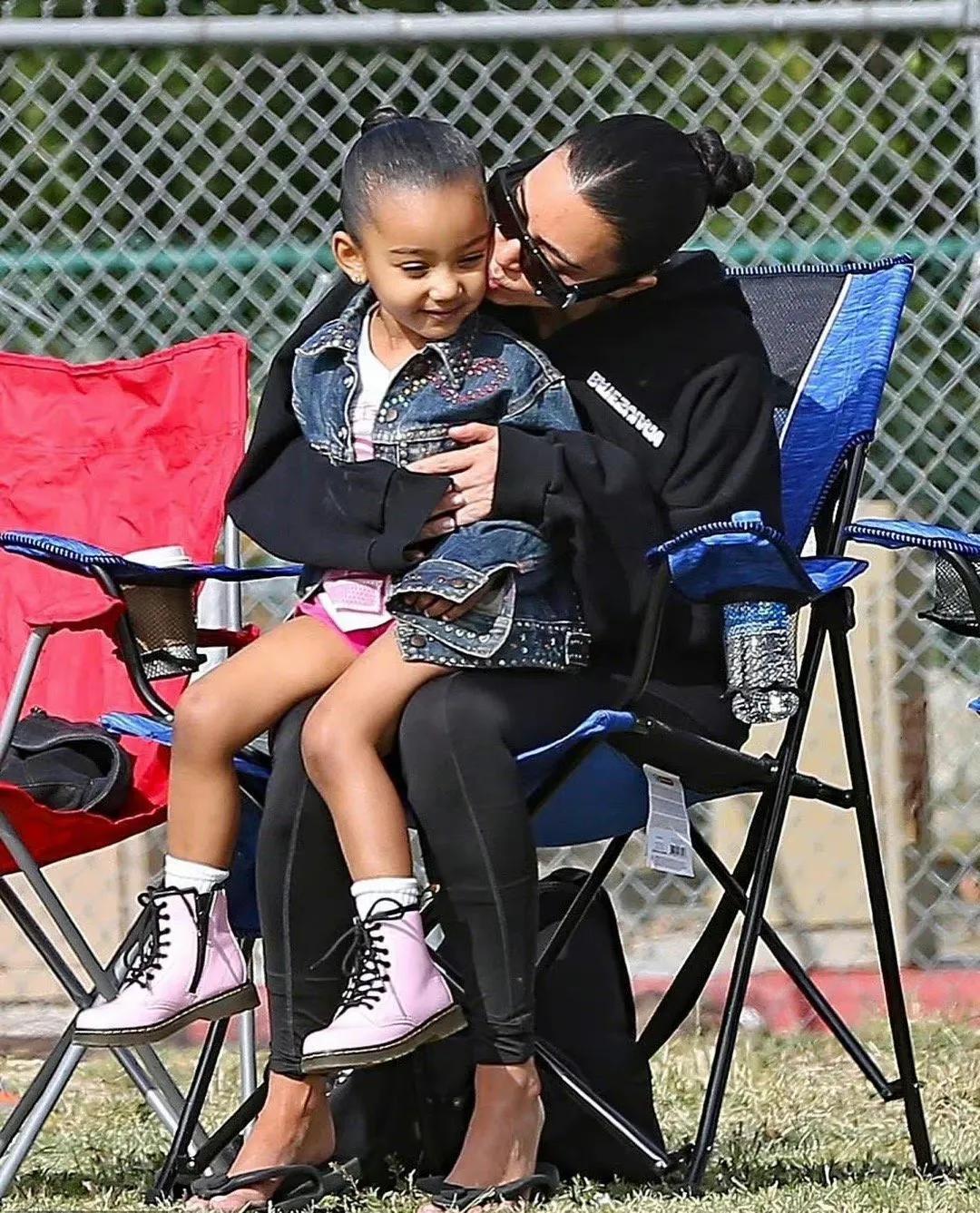 侃爷前妻卡戴珊,侃爷前妻卡戴珊穿搭