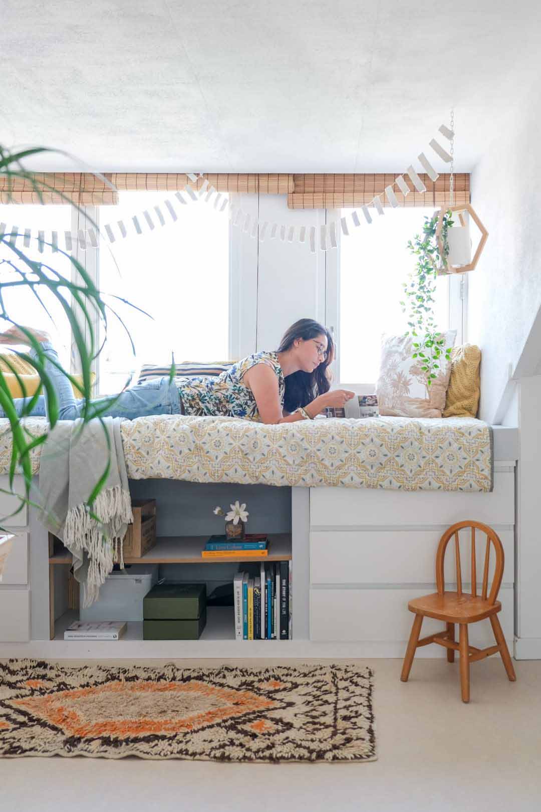 卧室门到天花板还打柜子不,小卧室装修墙面上打隔板放东西