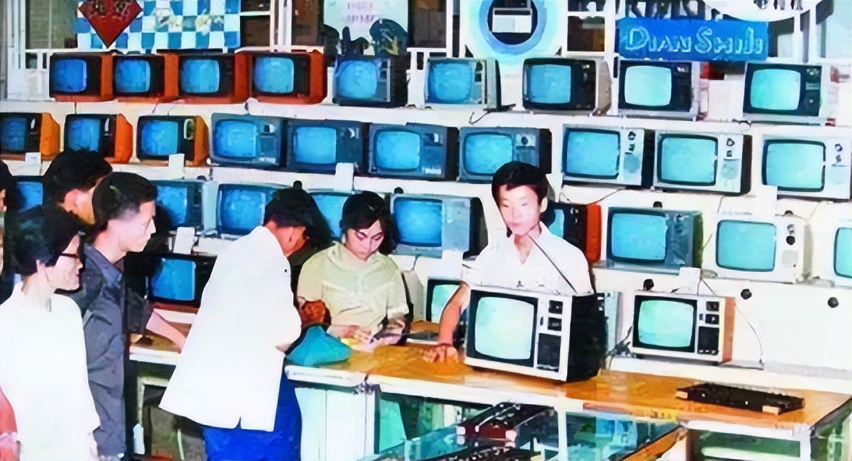 电视机价格为什么下降这么多,电视机价格变化的原因